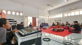 Pekerjaan tim memasuki tahap menentukan: memastikan setiap bunyi tidak hanya terdengar (foto: aks / ceraken.id)