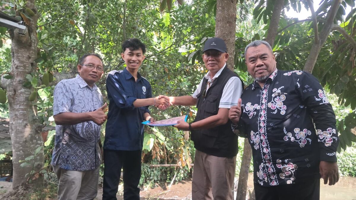 Robby Firmansyah menyerahkan proposal bakti alumni kepada Kepala SMA Negeri 1 Pringgabaya Hasanuddin SPd disaksikan Sukri Aruman dan Hurman SH MPd selaku Ketua Umum dan Ketua Dewan Pengarah IKA SMANSABAYA periode 2022-2026 (foto: ist / ceraken.id)