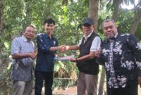 Robby Firmansyah menyerahkan proposal bakti alumni kepada Kepala SMA Negeri 1 Pringgabaya Hasanuddin SPd disaksikan Sukri Aruman dan Hurman SH MPd selaku Ketua Umum dan Ketua Dewan Pengarah IKA SMANSABAYA periode 2022-2026 (foto: ist / ceraken.id)