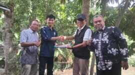 Robby Firmansyah menyerahkan proposal bakti alumni kepada Kepala SMA Negeri 1 Pringgabaya Hasanuddin SPd disaksikan Sukri Aruman dan Hurman SH MPd selaku Ketua Umum dan Ketua Dewan Pengarah IKA SMANSABAYA periode 2022-2026 (foto: ist / ceraken.id)