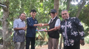 Robby Firmansyah menyerahkan proposal bakti alumni kepada Kepala SMA Negeri 1 Pringgabaya Hasanuddin SPd disaksikan Sukri Aruman dan Hurman SH MPd selaku Ketua Umum dan Ketua Dewan Pengarah IKA SMANSABAYA periode 2022-2026 (foto: ist / ceraken.id)