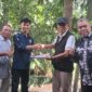 Robby Firmansyah menyerahkan proposal bakti alumni kepada Kepala SMA Negeri 1 Pringgabaya Hasanuddin SPd disaksikan Sukri Aruman dan Hurman SH MPd selaku Ketua Umum dan Ketua Dewan Pengarah IKA SMANSABAYA periode 2022-2026 (foto: ist / ceraken.id)
