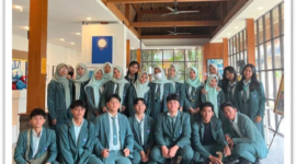 Siswa Kelas XII Sains 2 SMAN 2 Mataram. Pameran "Kosmologi" mengajarkan bahwa memahami seni pada akhirnya adalah memahami kehidupan itu sendiri (foto: ist / ceraken.id)