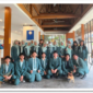 Siswa Kelas XII Sains 2 SMAN 2 Mataram. Pameran "Kosmologi" mengajarkan bahwa memahami seni pada akhirnya adalah memahami kehidupan itu sendiri (foto: ist / ceraken.id)