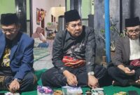 Prof Nuriadi (kiri), Kabid Pembinaan Kebudayaan Disbud NTB, Lalu Abdurrahim (tengah), dan Budayawan H.L Agus Fathurrahman (kanan) dalam Soft Launching dan Bedah Buku Novel "Datoq Nyatoq, Engkaukah Itu?", Jumat, 31 Juli 2026 (foto: aks / ceraken.id)