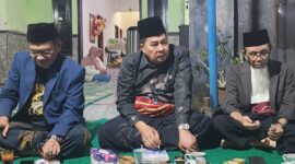 Prof Nuriadi (kiri), Kabid Pembinaan Kebudayaan Disbud NTB, Lalu Abdurrahim (tengah), dan Budayawan H.L Agus Fathurrahman (kanan) dalam Soft Launching dan Bedah Buku Novel "Datoq Nyatoq, Engkaukah Itu?", Jumat, 31 Juli 2026 (foto: aks / ceraken.id)