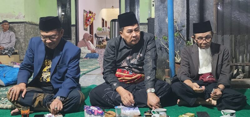 Prof Nuriadi (kiri), Kabid Pembinaan Kebudayaan Disbud NTB, Lalu Abdurrahim (tengah), dan Budayawan H.L Agus Fathurrahman (kanan) dalam Soft Launching dan Bedah Buku Novel "Datoq Nyatoq, Engkaukah Itu?", Jumat, 31 Juli 2026 (foto: aks / ceraken.id)