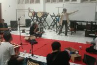 Proses kreatif tidak selalu ditandai oleh lahirnya karya yang selesai, tetapi oleh kemampuan para seniman mendengarkan satu sama lain (foto: akmal / ceraken.id)