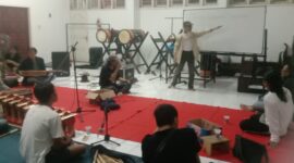 Proses kreatif tidak selalu ditandai oleh lahirnya karya yang selesai, tetapi oleh kemampuan para seniman mendengarkan satu sama lain (foto: akmal / ceraken.id)