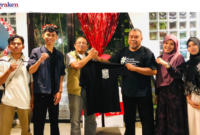  PP IKA SMANSABAYA meluncurkan kaos eksklusif bakti alumni 37 tahun SMA Negeri 1 Pringgabaya di Kedai Kopi Decco Mataram bertepatan dengan peringatan HUT RI ke 81 pada Senin, 17 Agustus 2026. (istimewa)