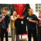  PP IKA SMANSABAYA meluncurkan kaos eksklusif bakti alumni 37 tahun SMA Negeri 1 Pringgabaya di Kedai Kopi Decco Mataram bertepatan dengan peringatan HUT RI ke 81 pada Senin, 17 Agustus 2026. (istimewa)